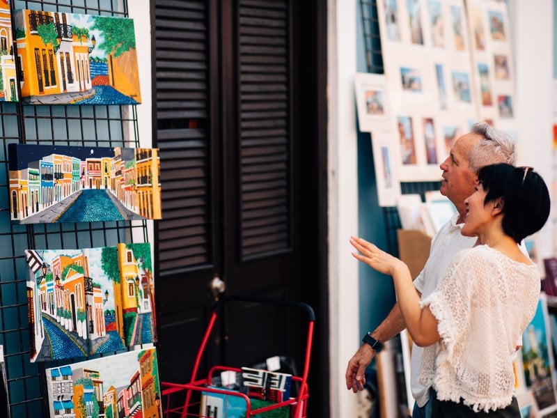 Una pareja disfruta de las compras en las calles de Old San Juan.